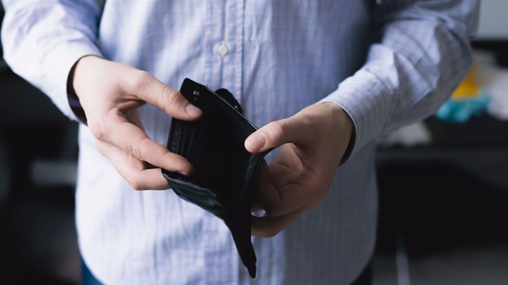 «Κουρεύουν» εισοδήματα αντί για χρέος