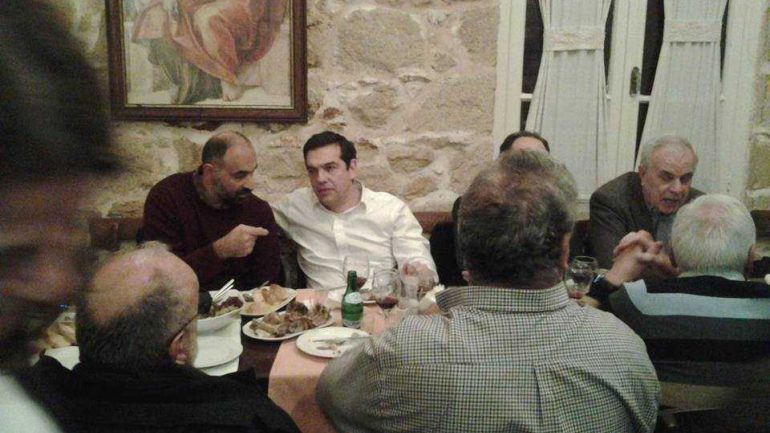 Σε παραδοσιακή ταβέρνα στο Ηράκλειο Κρήτης ο Τσίπρας – ΦΩΤΟ