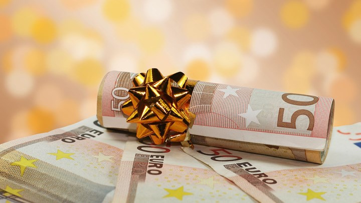 Από 300 έως 830 ευρώ θα λάβουν πριν από τα Χριστούγεννα 1,6 εκατ. χαμηλοσυνταξιούχοι