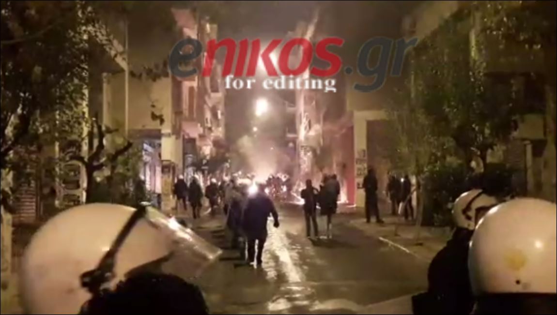 Βροχή από μολότοφ στη Σολωμού – ΒΙΝΤΕΟ