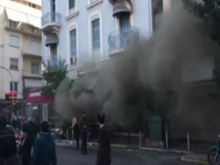 Ένα άτομο αγνοείται μετά την έκρηξη στην πλατεία Βικτωρίας – ΤΩΡΑ