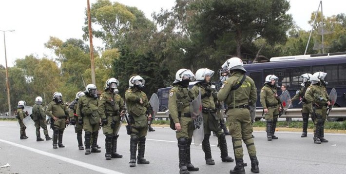 Διμοιρία των ΜΑΤ στη διασταύρωση των οδών Τοσίτσα και Πατησίων