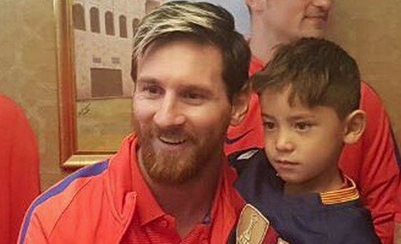 Ο Μέσι συνάντησε το αγοράκι με τη φανέλα-σακούλα – ΒΙΝΤΕΟ – ΦΩΤΟ