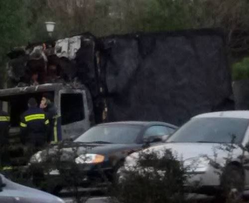 Στις φλόγες φορτηγό στο Δαφνί – Μποτιλιάρισμα στην Αθηνών – Κορίνθου – ΦΩΤΟ