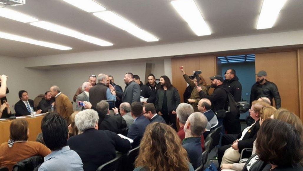 Εισβολή χρυσαυγιτών βουλευτών στην ΕΣΗΕΑ σε συζήτηση για τις μειονότητες – ΦΩΤΟ