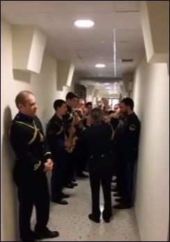 Οι χριστουγεννιάτικες μελωδίες του Πολεμικού Ναυτικού στους διαδρόμους του ΓΕΝ – ΒΙΝΤΕΟ