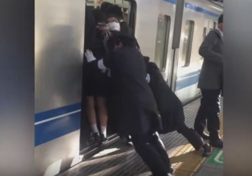 Δείτε πώς καταφέρνουν να χωρέσουν οι επιβάτες στο μετρό του Τόκιο – ΒΙΝΤΕΟ