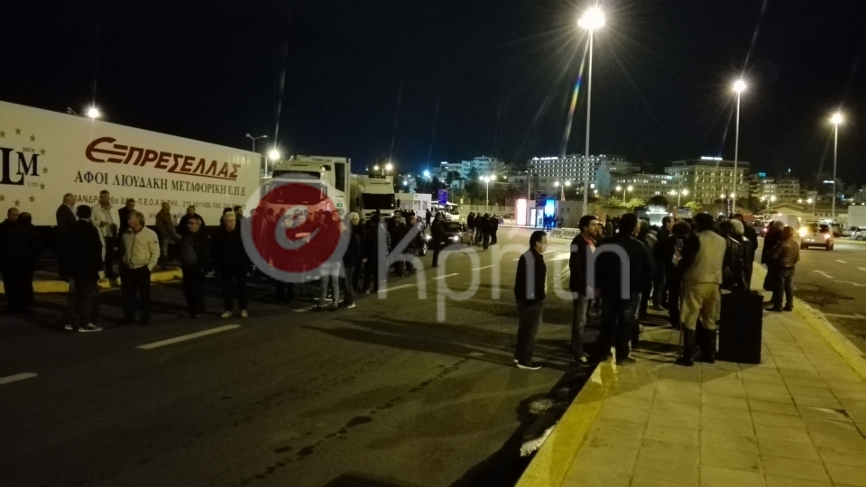 Ένταση στο λιμάνι του Ηρακλείου με τους αγρότες να πιέζουν για τον απόπλου ενός πλοίου – ΒΙΝΤΕΟ