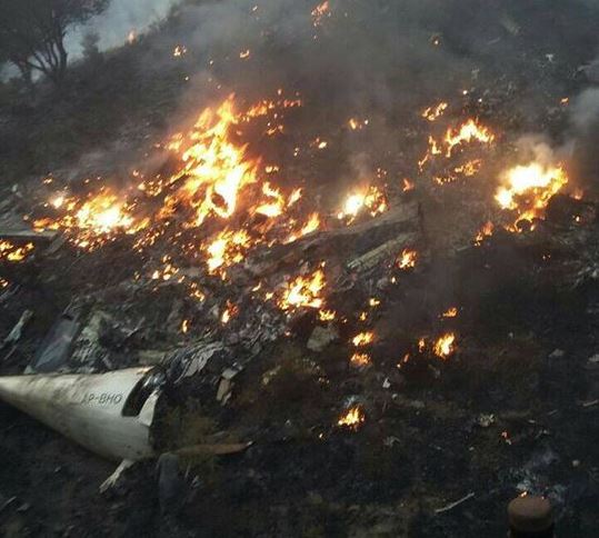 Συγκλονιστικές εικόνες από τον τόπο της αεροπορικής τραγωδίας στο Πακιστάν – ΒΙΝΤΕΟ