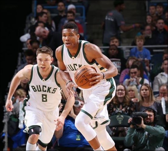 Σούπερ Αντετοκούνμπο και νίκη για τους Μπακς