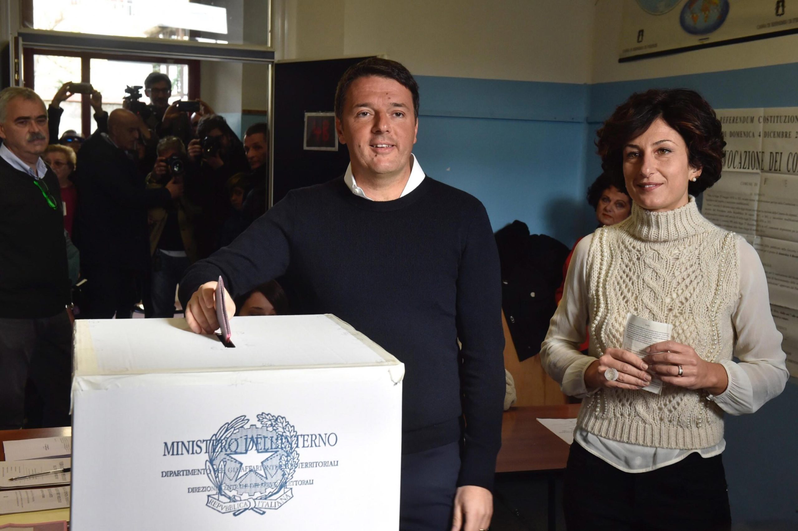 Δημοψήφισμα στην Ιταλία – Ψήφισαν Ρέντσι και Μπερλουσκόνι – ΦΩΤΟ