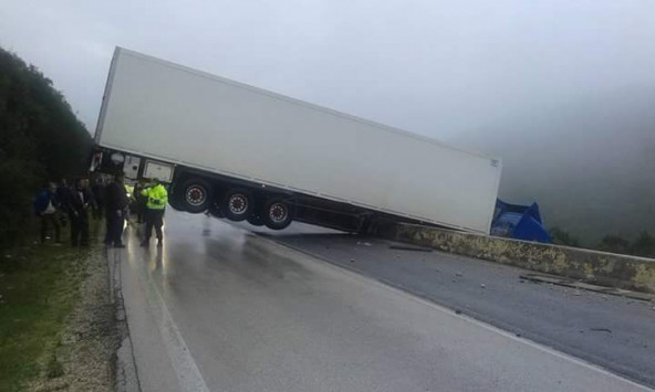 Τρομακτικό ατύχημα με νταλίκα στα Ιωάννινα – “Κρέμεται” από τον γκρεμό – ΦΩΤΟ