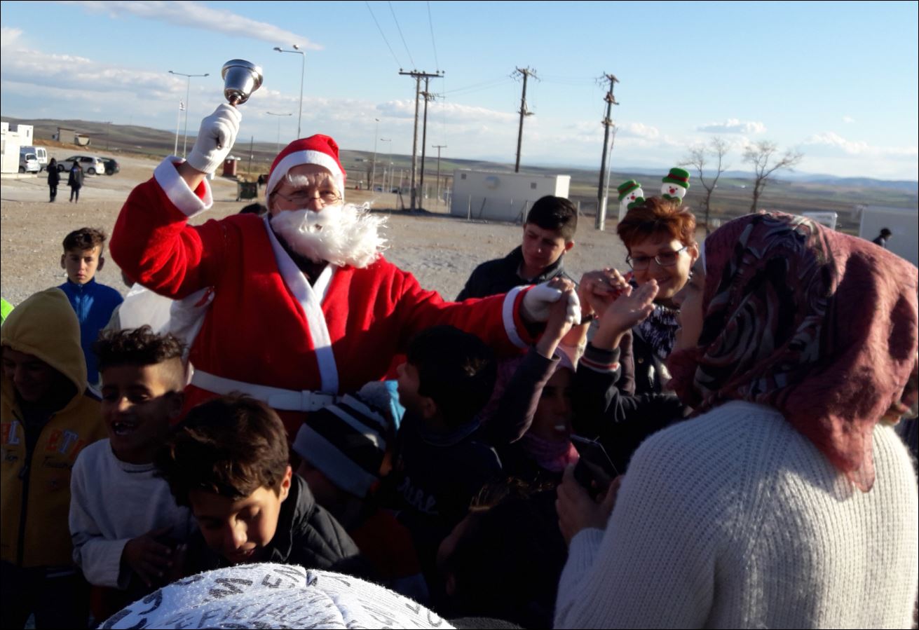 Ο Άγιος Βασίλης μοίρασε δώρα σε παιδιά-πρόσφυγες στο Κουτσόχερο – ΦΩΤΟ