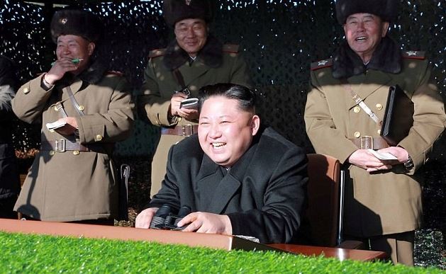Ο Κιμ Γιονγκ Ουν βομβαρδίζει γελώντας τους Νοτιοκορεάτες – ΦΩΤΟ