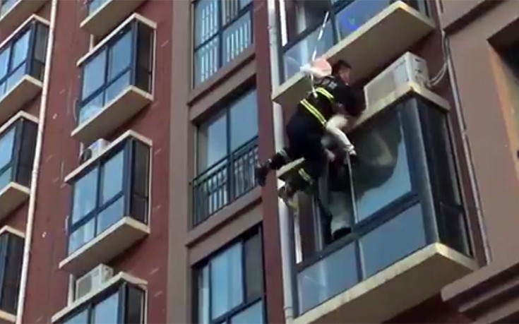 Δραματική διάσωση γυναίκας που απειλούσε να πέσει στο κενό – ΒΙΝΤΕΟ
