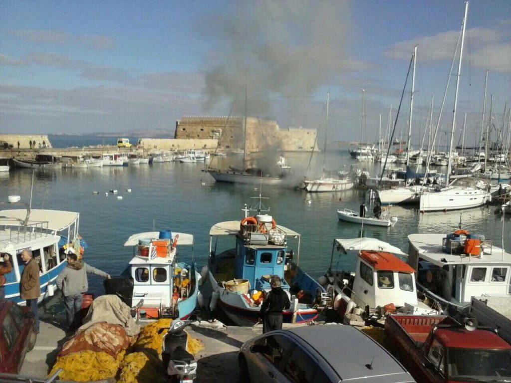 Στις φλόγες ιστιοφόρο στο Ενετικό λιμάνι Ηρακλείου – ΦΩΤΟ – ΒΙΝΤΕΟ