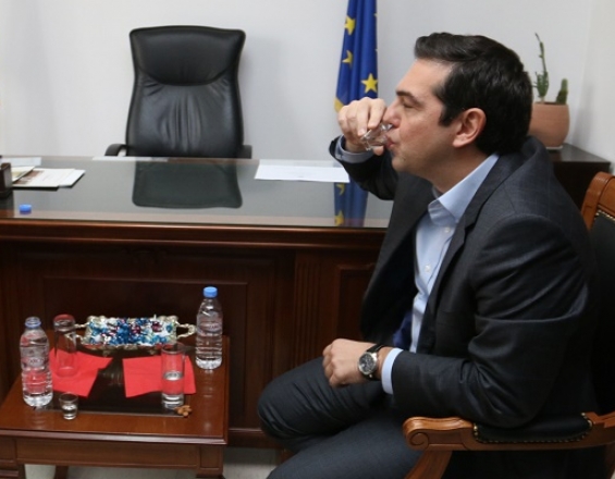 Ο Τσίπρας πίνει ρακές στην Κρήτη – ΦΩΤΟ