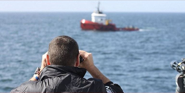 Τρία ρυμουλκά αναμένονται στο σημείο που προσάραξε το Cabrera στην Άνδρο