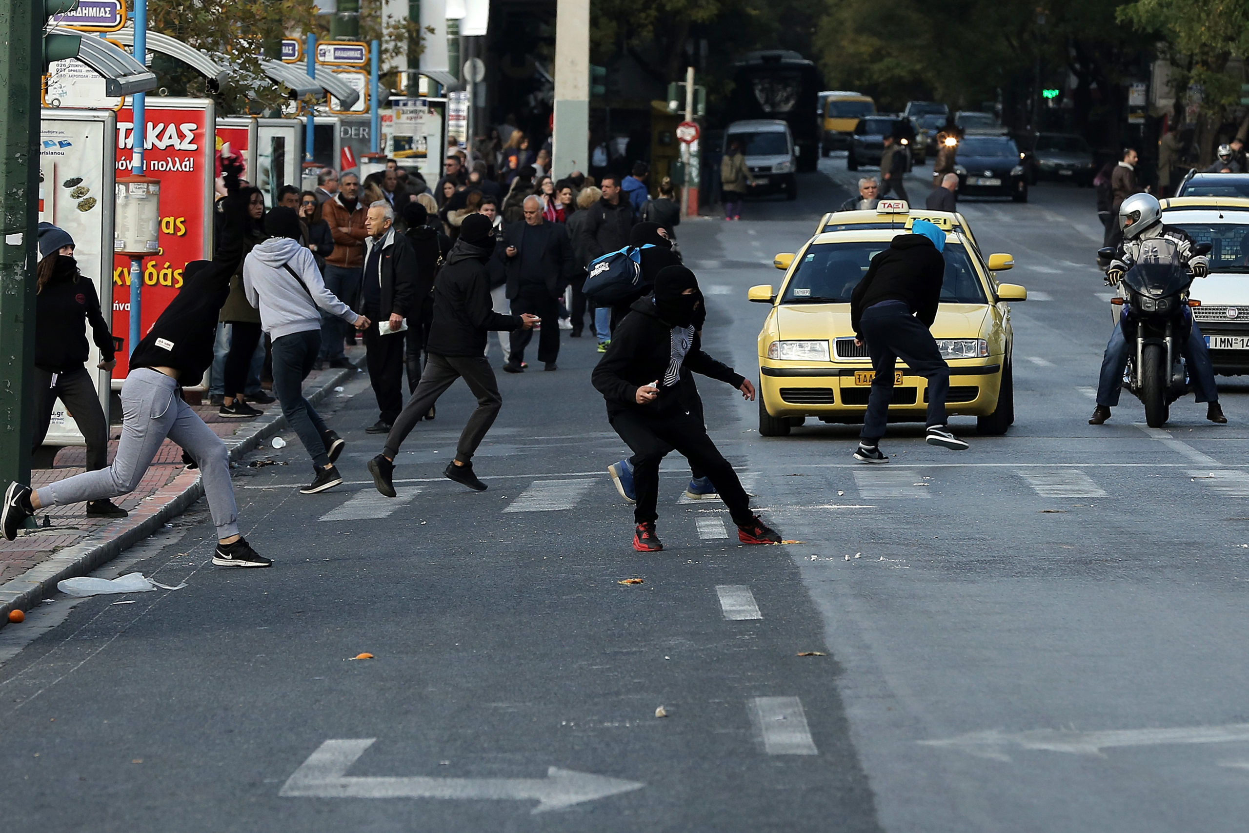 Πετροπόλεμος μετά το τέλος της πορείας – Έβαλαν φωτιές σε κάδους
