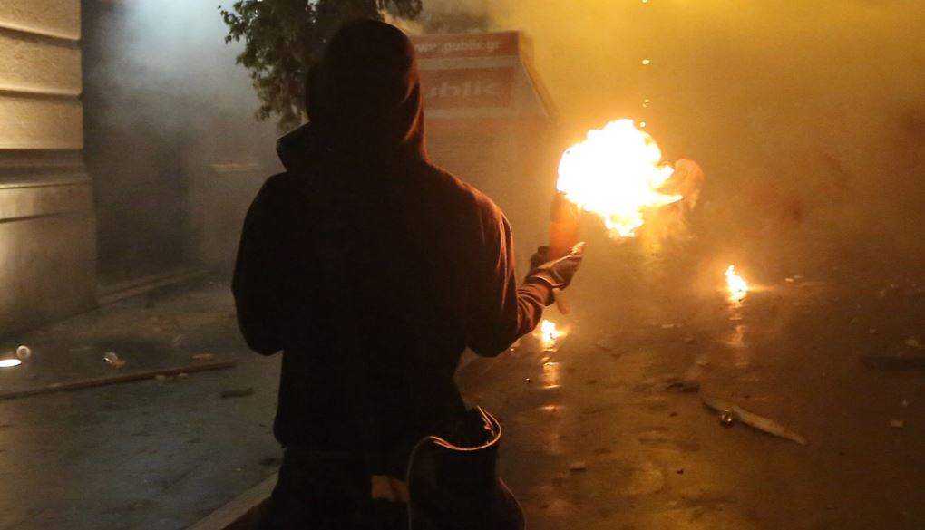 Επίθεση με μολότοφ στο πρώην υπουργείο Εμπορίου στην Κάνιγγος