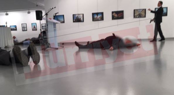 Συγκλονίζει η ΦΩΤΟ από την επίθεση στον Ρώσο πρέσβη στην Άγκυρα