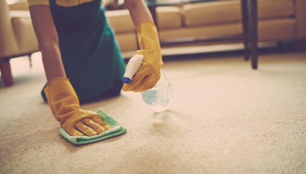 9 τρόποι για να καθαρίσετε οποιονδήποτε λεκέ από το χαλί σας