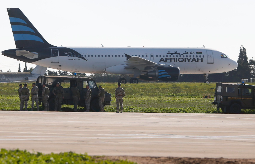 Μάλτα – Τέλος στο θρίλερ: Παραδόθηκαν οι αεροπειρατές – ΤΩΡΑ
