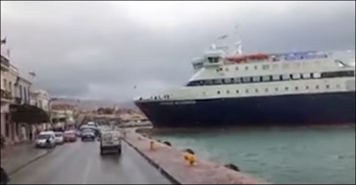 BINTEO από την πρόσκρουση του «Νήσος Μύκονος» στο λιμάνι της Χίου