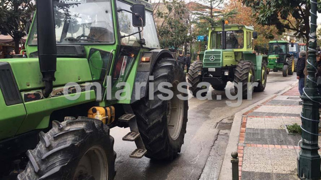 Δεκάδες τρακτέρ απέκλεισαν το κέντρο των Φαρσάλων – ΒΙΝΤΕΟ