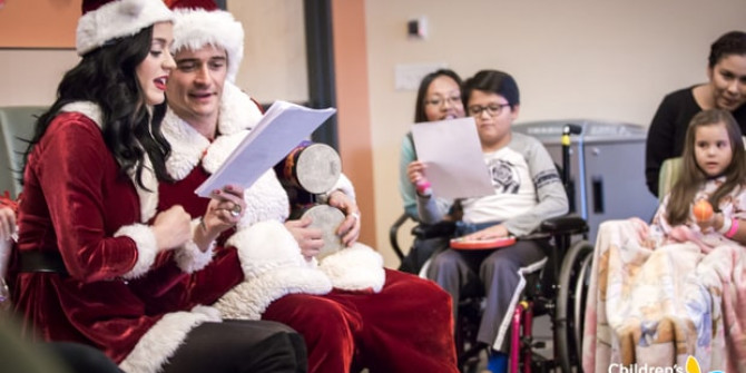 Κέιτι Πέρι και Ορλάντο Μπλουμ ντύθηκαν Άγιοι Βασίληδες και έδωσαν χαρά σε άρρωστα παιδιά – ΦΩΤΟ