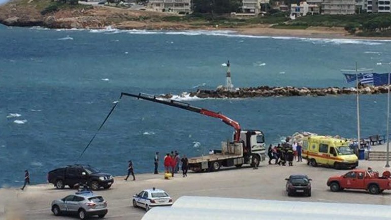 Αυτοκίνητο έπεσε στο λιμάνι της Ραφήνας – ΤΩΡΑ