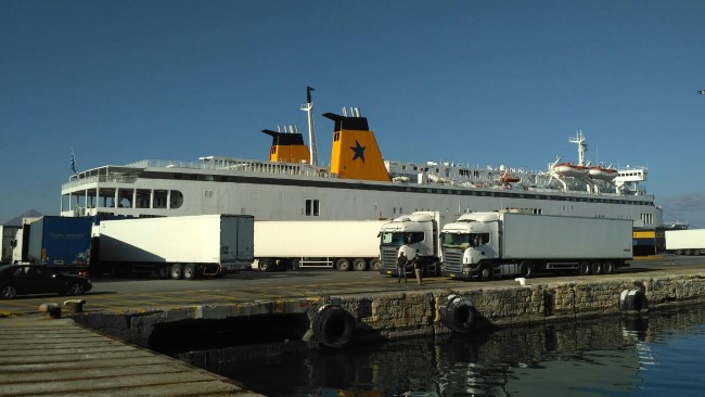 Φορτώνουν νταλίκες τα πλοία στο Ηράκλειο – ΦΩΤΟ