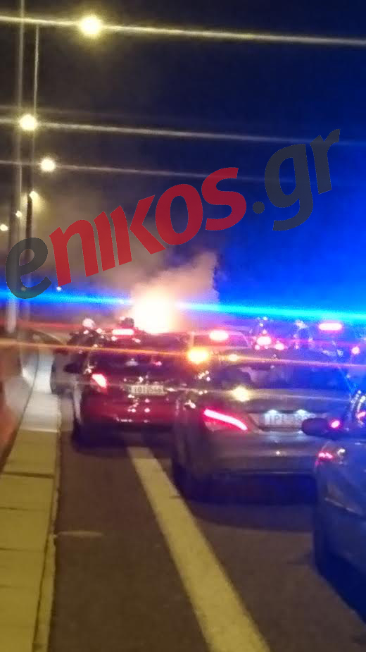 Σε μηχανικό πρόβλημα οφείλεται η φωτιά στο ΙΧ στην Αττική Οδό – ΦΩΤΟ