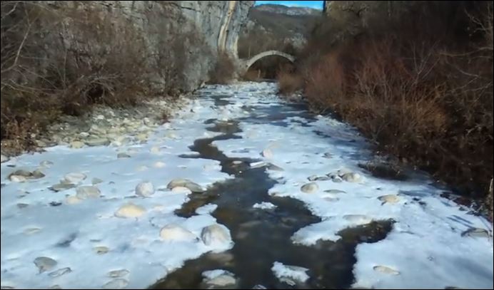 Πάγωσαν οι παραπόταμοι του Βίκου στο Ζαγόρι – ΒΙΝΤΕΟ