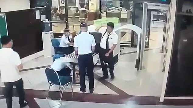 Μεθυσμένος πιλότος παραπατά κατά τον έλεγχο στο αεροδρόμιο – ΒΙΝΤΕΟ