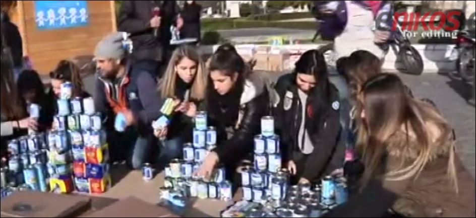 Φτιάχνουν χριστουγεννιάτικο δέντρο από κουτιά γάλα – ΒΙΝΤΕΟ