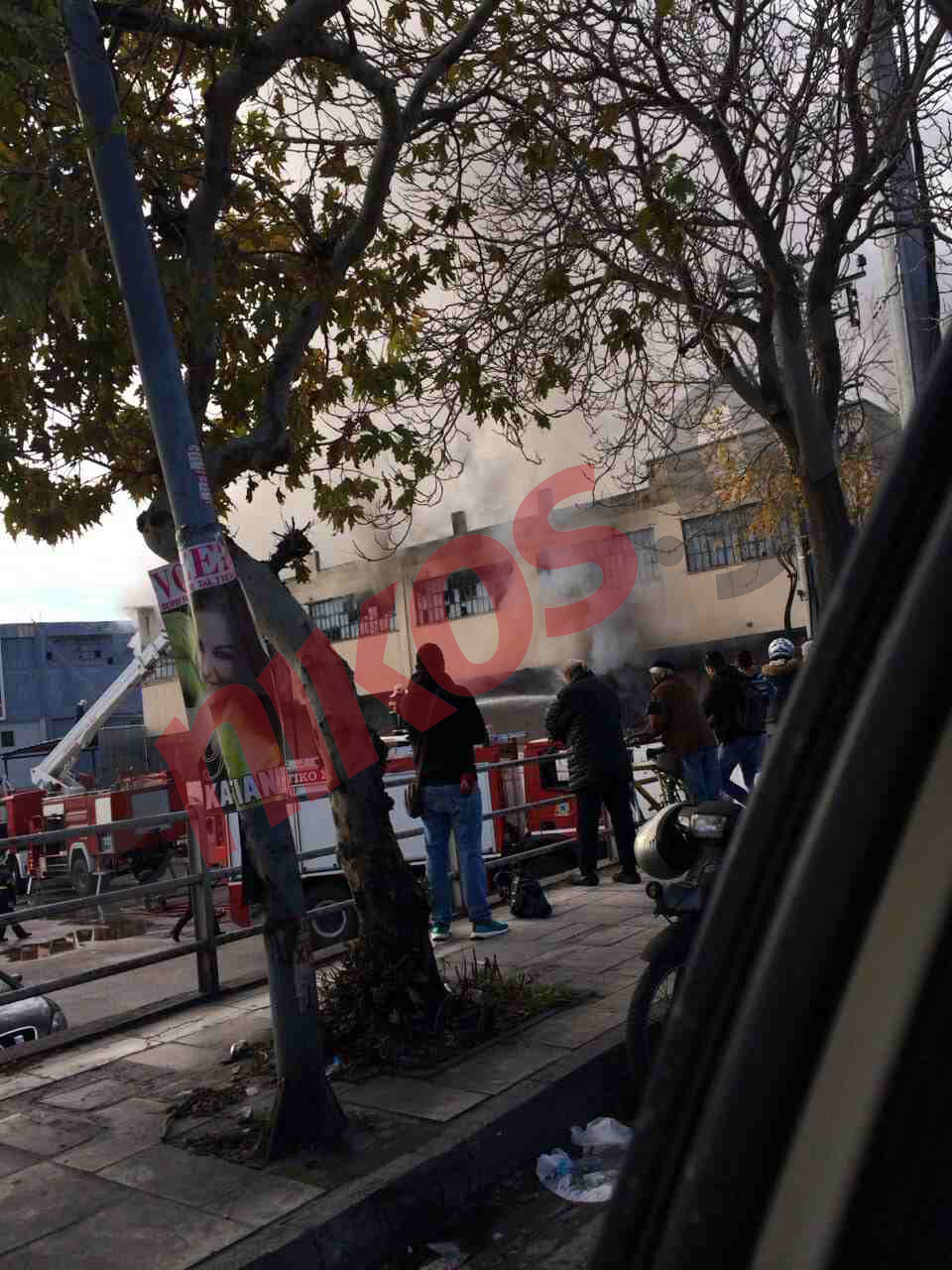 Υπό μερικό έλεγχο η πυρκαγιά σε βιοτεχνία στον Άγιο Ιωάννη Ρέντη