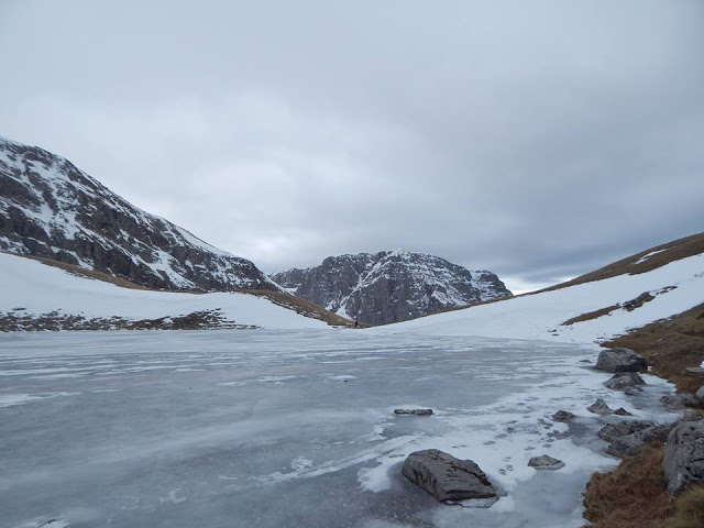 Εντυπωσιακές ΦΩΤΟ από την παγωμένη Δρακόλιμνη στην Ήπειρο