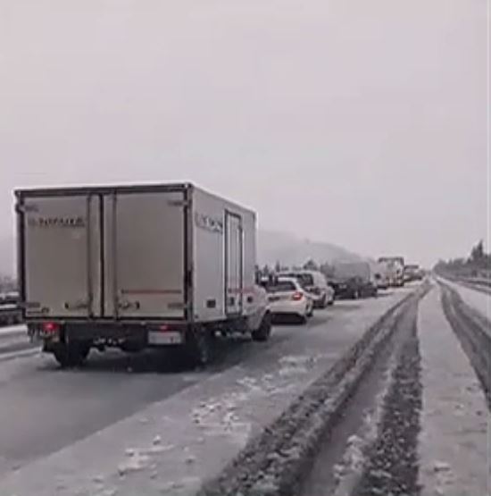 Προβλήματα στην Κορίνθου – Τριπόλεως στο Σπαθοβούνι – Δίπλωσαν νταλίκες – ΒΙΝΤΕΟ