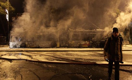 Κόλαση στο Πολυτεχνείο – Πυρπόλησαν τρία τρόλεϊ – ΦΩΤΟ