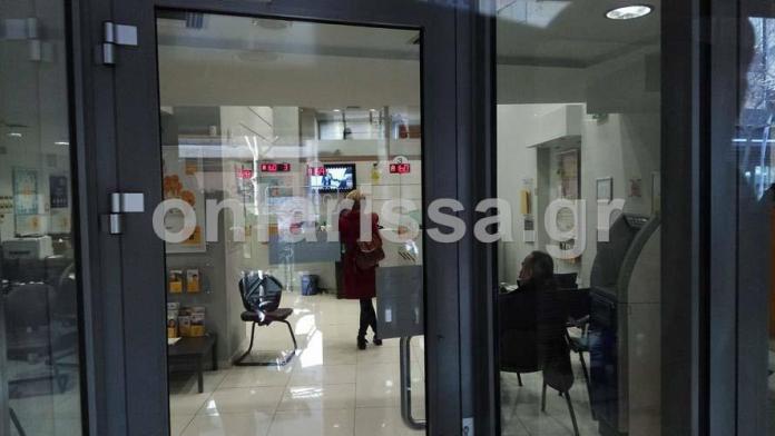 Ληστεία σε τράπεζα στο κέντρο της Λάρισας – Τον δράστη ακινητοποίησαν οι πελάτες – ΦΩΤΟ