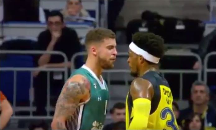 Κουτουλιά αλά Ζιντάν σε αγώνα μπάσκετ – ΒΙΝΤΕΟ