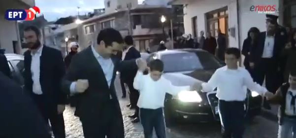 Με μαντινάδες υποδέχτηκαν τον Τσίπρα στο Ηράκλειο Κρήτης – ΒΙΝΤΕΟ