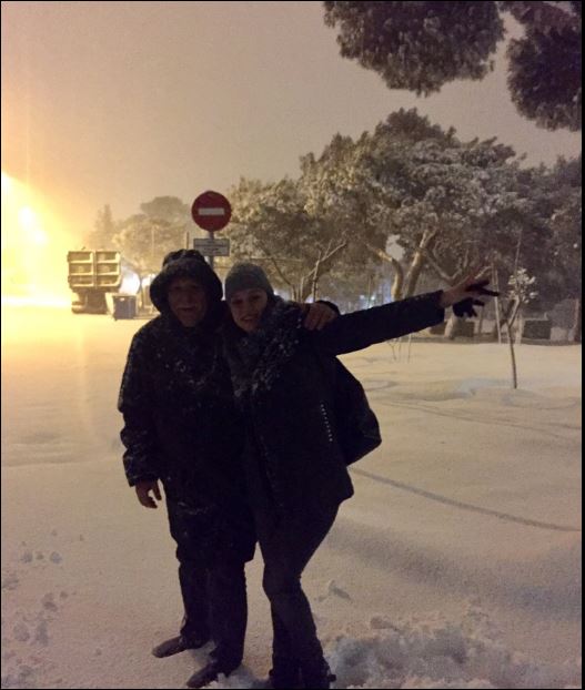 Ο Παπαδάκης παίζει στο χιόνι μαζί με τους συνεργάτες του – ΦΩΤΟ