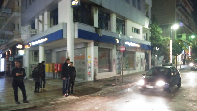 Επιτέθηκαν σε πολίτη που πήγε να πάρει το αυτοκίνητο κατά τη διάρκεια των επεισοδίων – ΒΙΝΤΕΟ