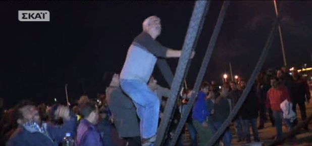 Επεισόδια στο λιμάνι του Ηρακλείου – Αγρότες πέταξαν φωτοβολίδες σε πλοίο – ΒΙΝΤΕΟ