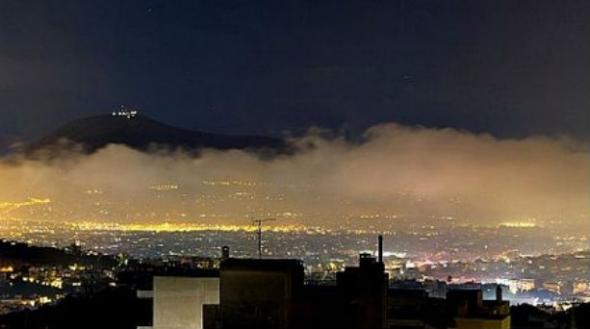 Η αιθαλομίχλη πνίγει την Αττική – “Μην ανάβετε τζάκια απόψε” λέει το υπουργείο Περιβάλλοντος