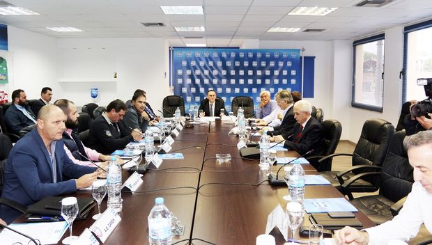 Γιατί οι διαιτητές της Super League θα πηγαίνουν με βανάκια στα γήπεδα