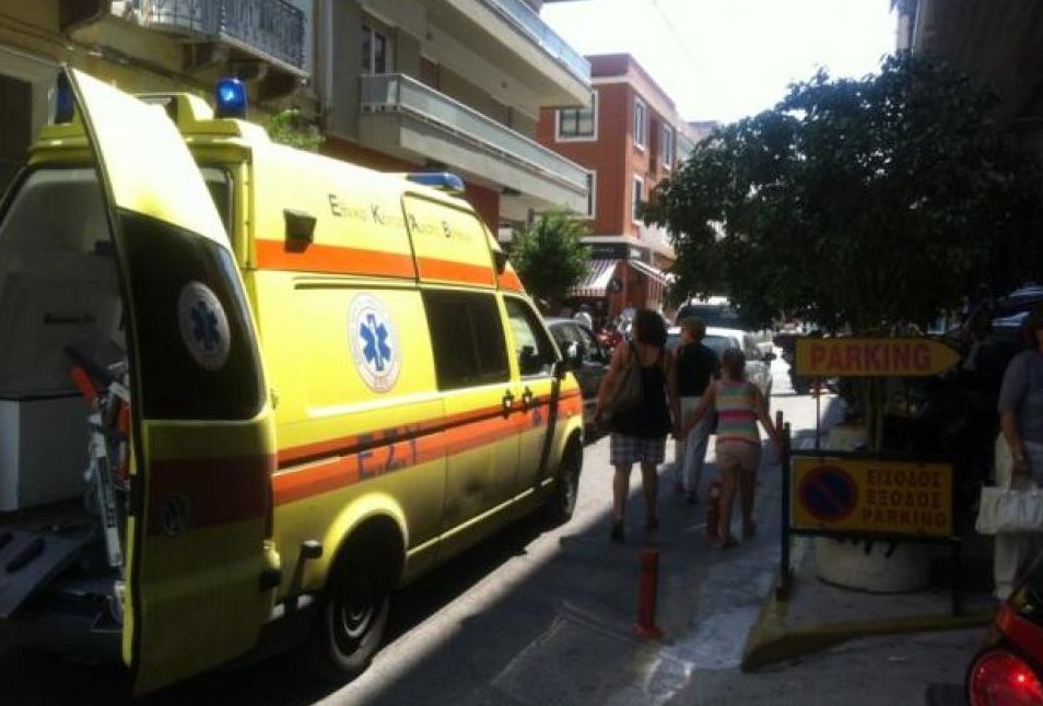 Ξέμεινε ασθενοφόρο στην Πάτρα – Το έσπρωχναν οι διερχόμενοι – ΦΩΤΟ