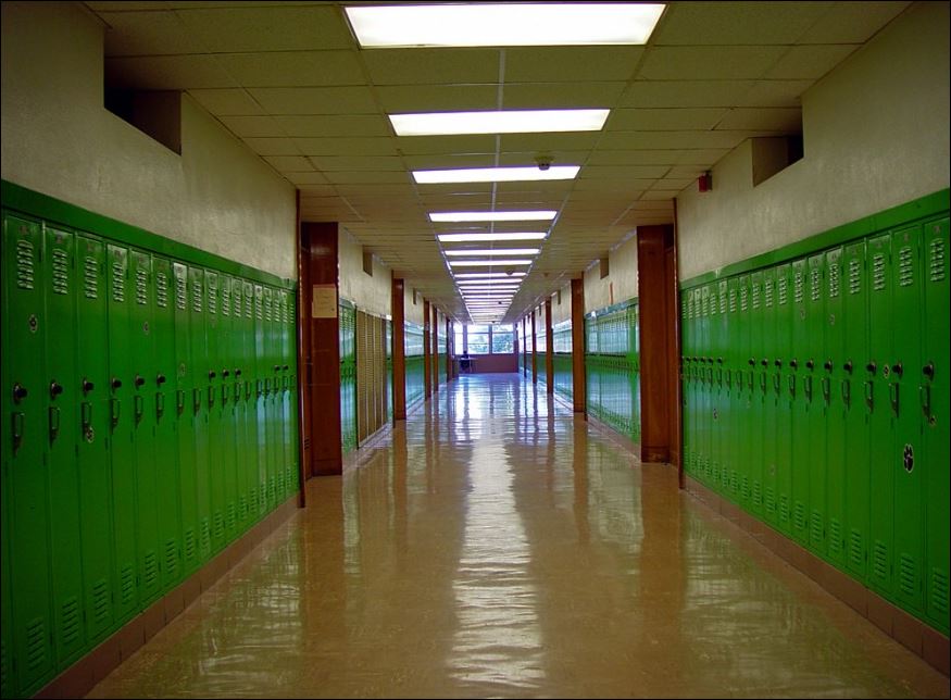 Πόζαραν ολόγυμνοι στη… σχολική φωτογραφία